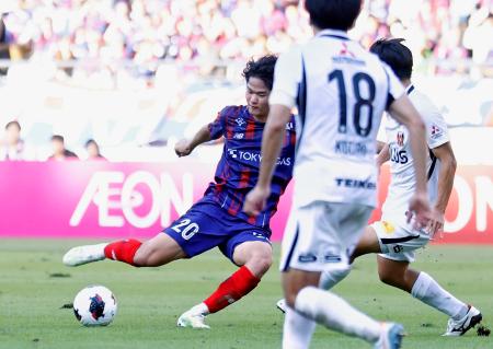 　ＦＣ東京―浦和　前半、ゴールを狙うＦＣ東京・永野（左）＝味スタ