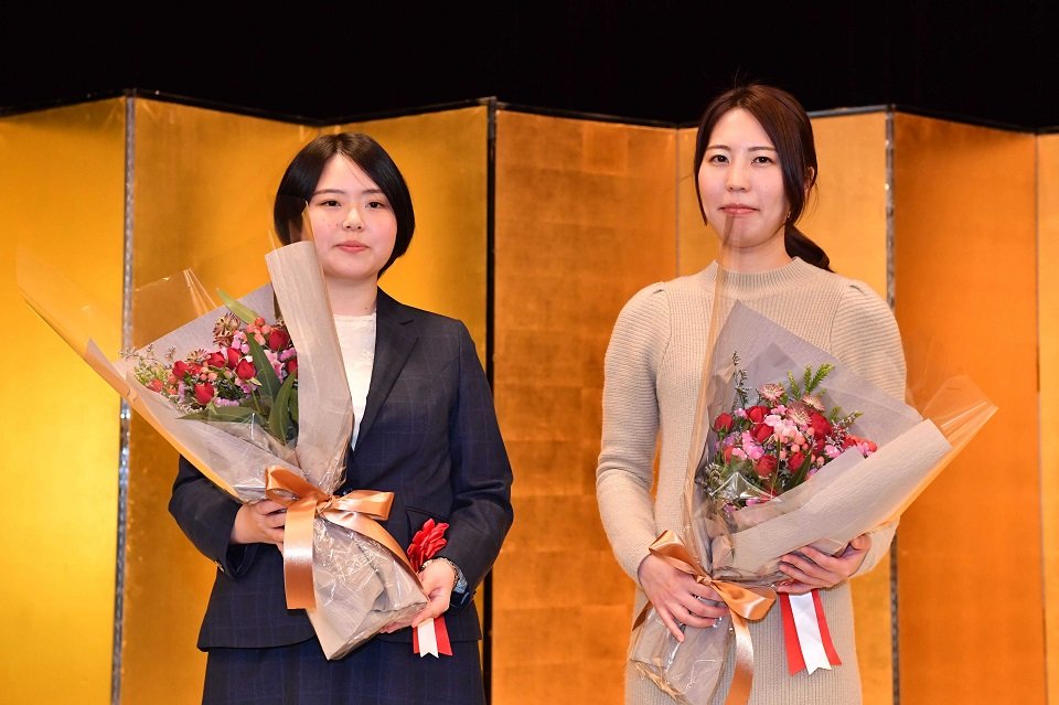 前夜祭で女流王座戦への抱負を語った里見香奈女流王座（右）と挑戦者の加藤桃子女流三段＝岐阜市湊町、十八楼