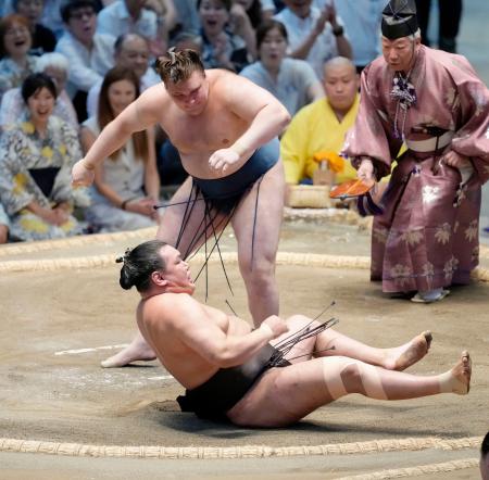 　安青錦が上手投げで豊昇龍を破る＝ＩＧアリーナ