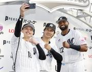 　西武に大勝し、笑顔で自撮りするロッテの（左から）毛利、藤原、ポランコ＝ＺＯＺＯマリン