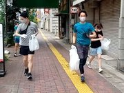 プロギングを楽しむ人たち＝岐阜市神田町