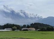 　宮崎、鹿児島県境にある霧島連山・新燃岳から上がる噴煙＝２２日、宮崎県小林市から撮影（和良組のＸから）