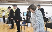式典で黙とうする岐阜空襲体験者の松尾美津子さん（手前）ら参列者＝９日午前１０時３２分、岐阜市役所