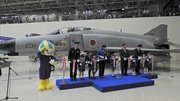 ファントムの前でテープカットを行う関係者ら＝各務原市下切町、岐阜かかみがはら航空宇宙博物館
