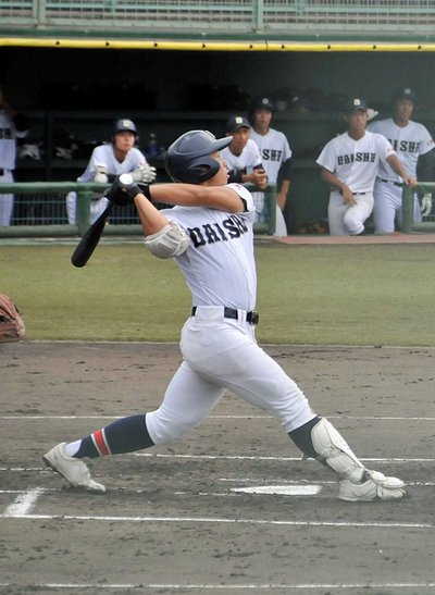 大垣西×大垣商＝１回裏大垣商無死一、三塁、日比が先制の中犠飛を放つ＝大垣北公園