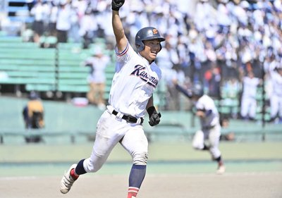市岐阜商×岐阜各務野＝８回表岐阜各務野１死満塁、勝ち越しの右前適時打を放ちガッツポーズする後藤＝長良川