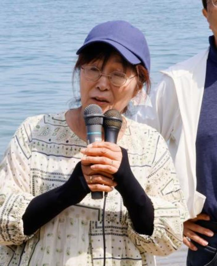 　遺骨回収を目指す「長生炭鉱の水非常を歴史に刻む会」の潜水調査が行われ、取材に応じる井上洋子共同代表＝１９日午後、山口県宇部市