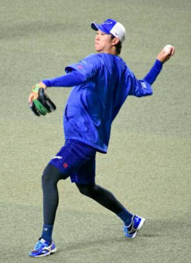 　キャッチボールする中日・高橋宏＝バンテリンドーム