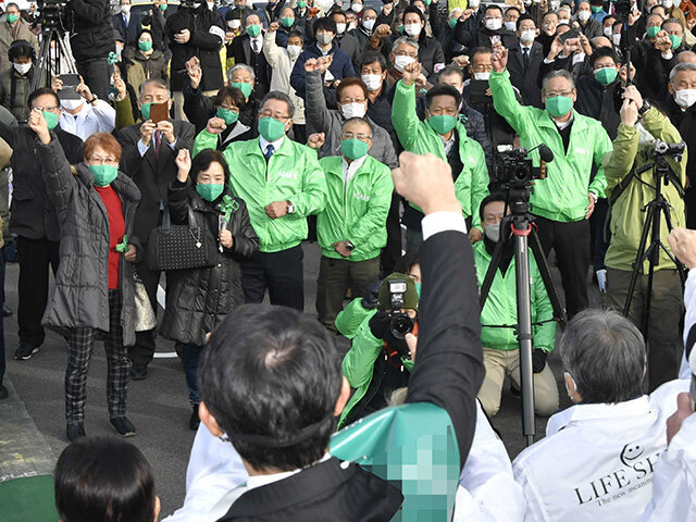 県知事選が告示され、候補者（手前）とガンバロー三唱で気勢を上げる支持者たち＝７日午前９時３１分、岐阜市内