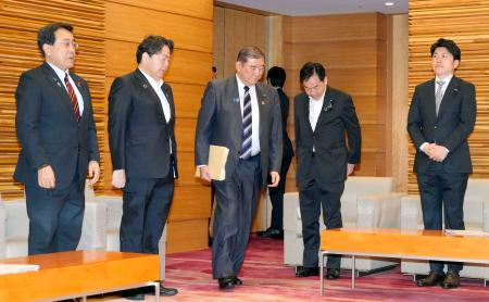 　閣議に臨む石破首相（中央）ら＝１０日午前、首相官邸