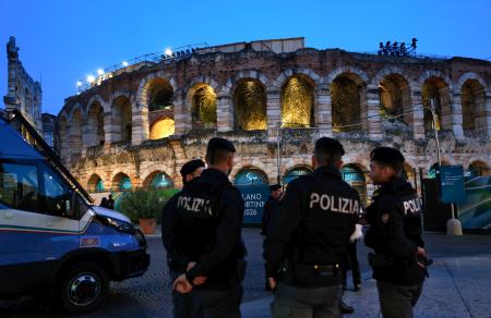 　ミラノ・コルティナ冬季パラリンピックの開会式が行われる、イタリアの世界遺産ベローナ市街の円形闘技場周辺を警戒する警察官＝５日（共同）