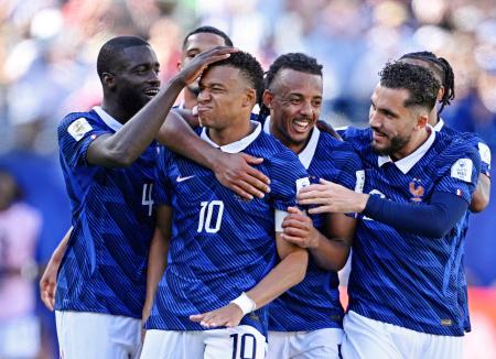 　フランス―セネガル　試合終了間際、チーム３点目のゴールを決め祝福されるフランスのエムバペ（１０）＝ニューヨーク（ロイター＝共同）