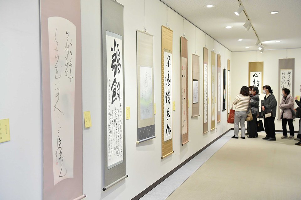 さまざまなジャンルの書が楽しめる第４７回県書作展の会場＝岐阜市美江寺町、ぎふしんフォーラム（撮影・坂井萌香）
