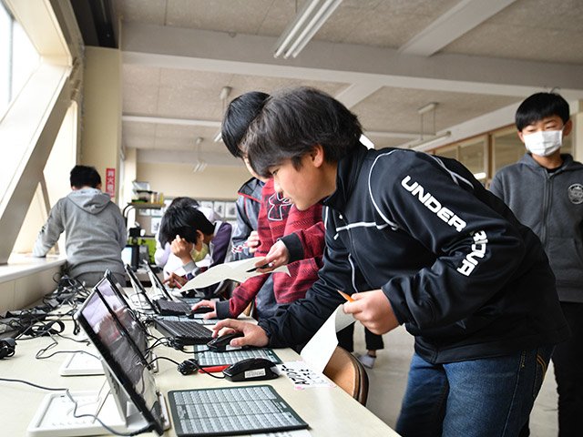 漢字のテストプリントを印刷する児童たち＝羽島市桑原町八神、桑原学園