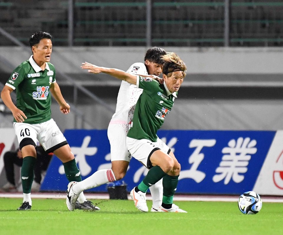 ＦＣ岐阜×奈良＝前半、ボールを激しく競り合うＦＣ岐阜のＤＦ宇賀神＝長良川競技場