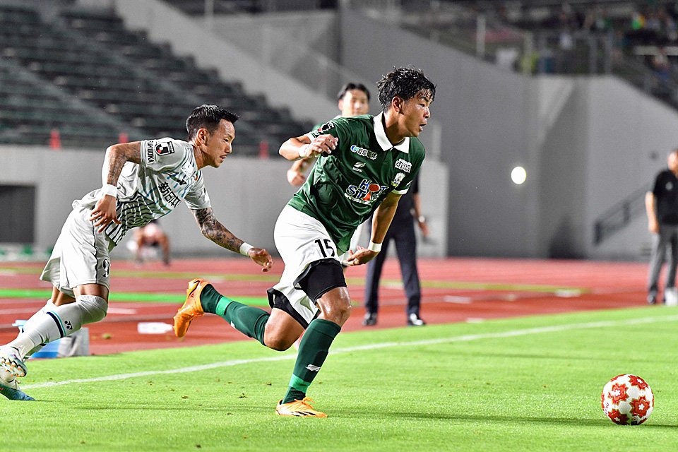 ＦＣ岐阜×福岡＝前半、相手をかわして右サイドへ攻め込むＦＣ岐阜のＭＦ浮田＝長良川競技場