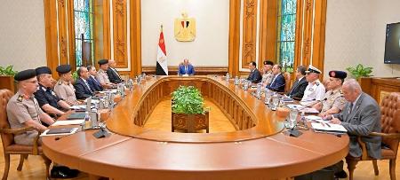 　エジプト国防評議会に臨むシシ大統領（中央奥）＝１８日、カイロ（エジプト大統領府提供・ロイター＝共同）