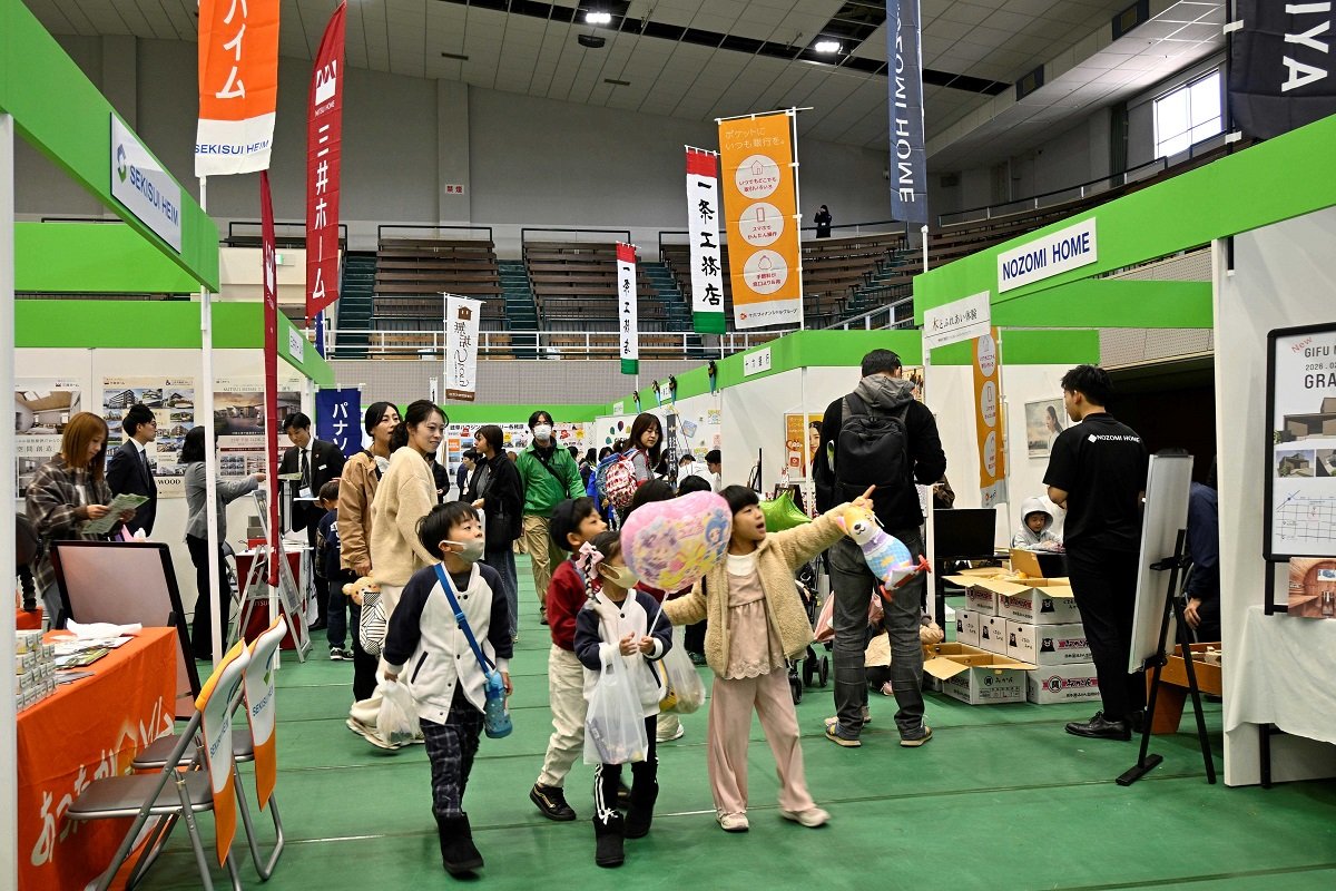 親子連れらでにぎわう会場＝岐阜市薮田南、ＯＫＢぎふ清流アリーナ