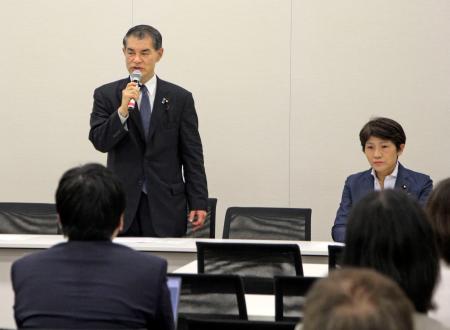 　再審制度の早期見直しを目指す超党派国会議員連盟の総会であいさつする会長の柴山昌彦元文科相＝１９日午前、国会