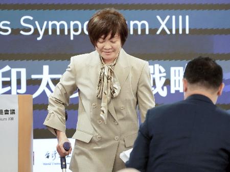 　１９日、台北市の講演会場でつえをつく安倍昭恵さん（共同）
