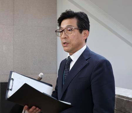 　保育園の虐待認定事案について説明する佐賀県の大草昭雄男女参画・こども局長＝９日午後、佐賀県庁