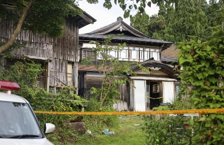 　男性が死亡しているのが見つかった住宅＝１９日、秋田県大仙市
