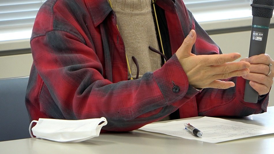 自身の詐欺被害を振り返り「お金を請求する電話があれば、まずは警察に相談を」と語る被害者の女性＝岐阜県警本部