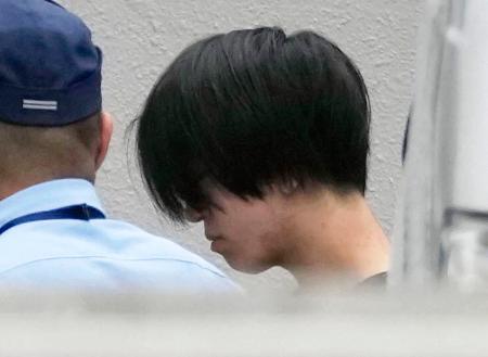 　送検のため名古屋・中署を出る加藤伶音容疑者＝１０日