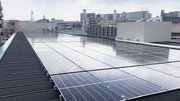 店舗の屋根に設置された自家消費型太陽光発電システム＝同