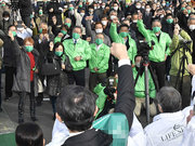 県知事選が告示され、候補者（手前）とガンバロー三唱で気勢を上げる支持者たち＝７日午前９時３１分、岐阜市内