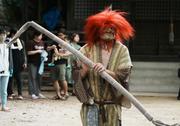 　椎出厳島神社で奉納された「椎出鬼の舞」＝１６日午後、和歌山県九度山町