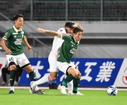 ＦＣ岐阜×奈良＝前半、ボールを激しく競り合うＦＣ岐阜のＤＦ宇賀神＝長良川競技場