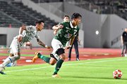 ＦＣ岐阜×福岡＝前半、相手をかわして右サイドへ攻め込むＦＣ岐阜のＭＦ浮田＝長良川競技場