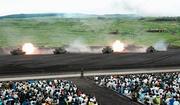 　陸上自衛隊の「富士総合火力演習」で射撃練習する戦車＝７日午前、静岡県の東富士演習場