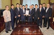 　衆院事務総長（中央右）にガソリン税の暫定税率廃止法案を共同提出する野党議員＝１日午前、国会