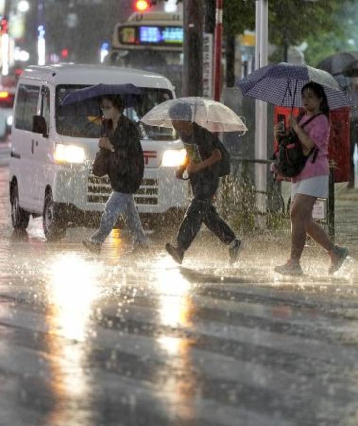 　大雨の中、傘を差して歩く人たち＝１０日、東京・池袋
