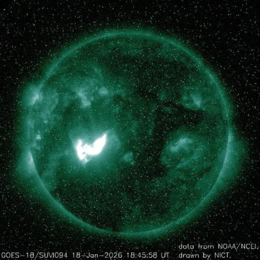 　太陽フレア（中央左の明るい部分）を捉えた紫外線画像（米ＮＯＡＡ／ＮＩＣＴ提供）