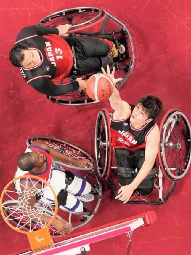 車いすバスケ決勝男子　日本ー米国　リバウンドを狙う秋田啓（右）＝有明アリーナ