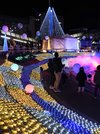 夜の大垣駅周辺を彩る鮮やかなイルミネーション＝大垣市高屋町、同駅南街区広場