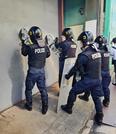 　家宅捜索のため、中核派拠点「前進社」の扉をエンジンカッターで切る警視庁の機動隊員＝３０日午前８時２６分、東京都江戸川区