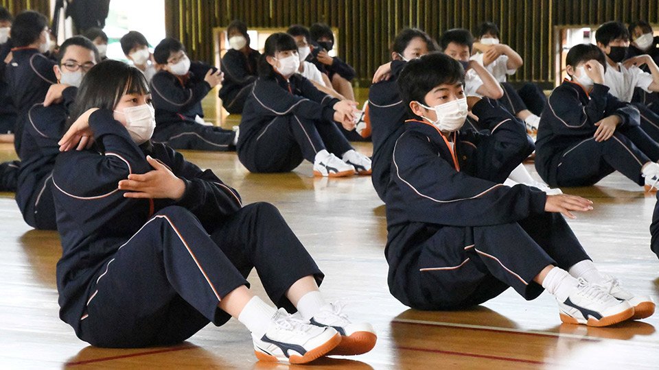 睡眠の質向上に効果のある肩甲骨のストレッチをする生徒＝高山市松之木町、東山中学校