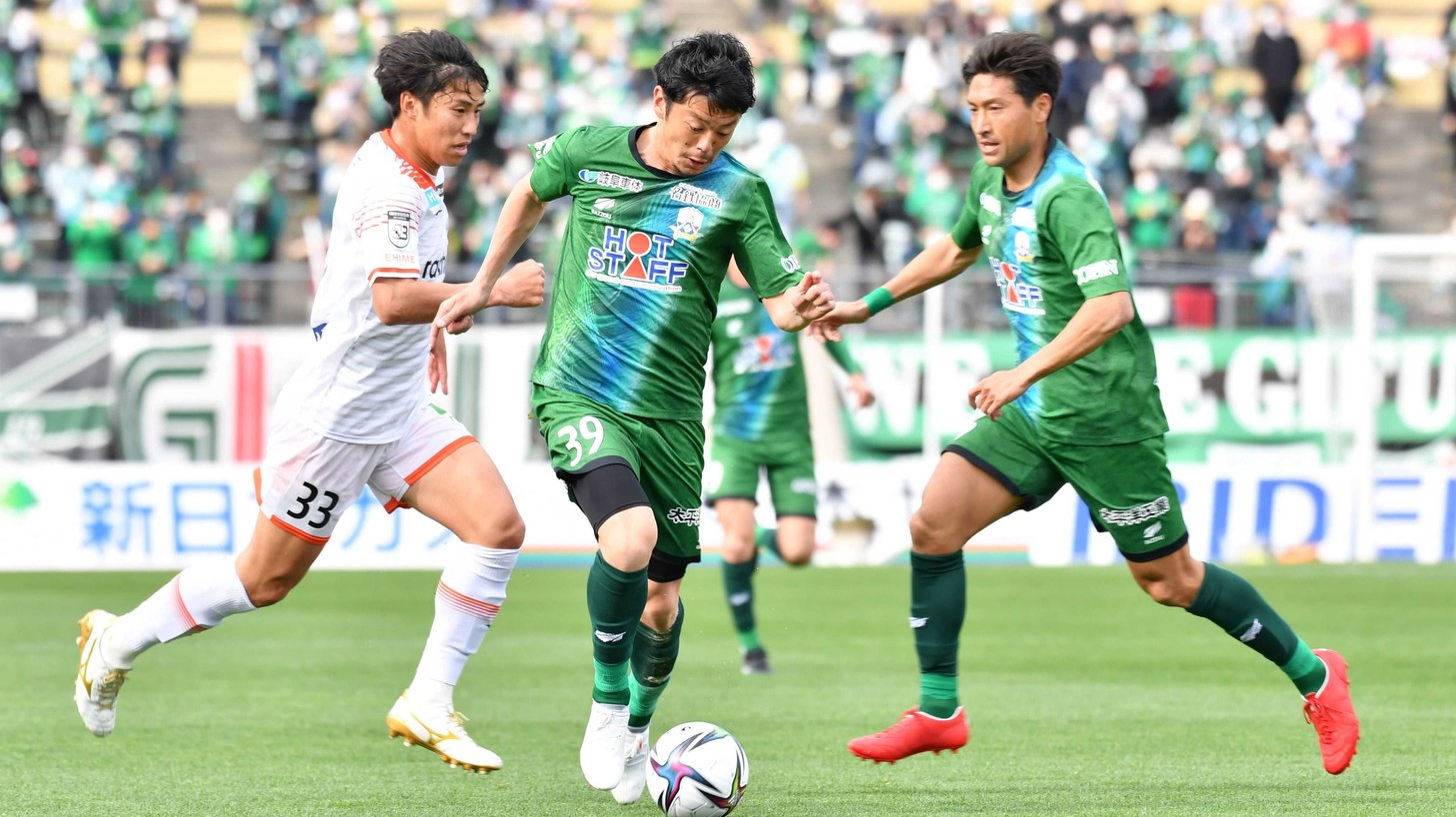 ＦＣ岐阜×愛媛＝前半、ドリブルで攻め上がるＦＣ岐阜のＭＦ畑＝長良川競技場