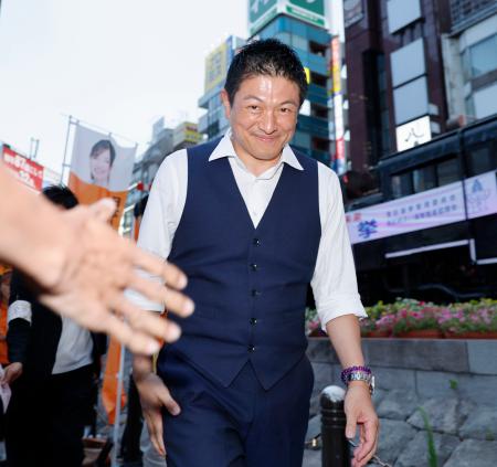 　参院選が公示され、街頭演説後に笑顔を見せる参政党の神谷代表＝３日午後、東京・新橋
