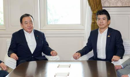 　会談に臨む自民党の梶山国対委員長（左）と中道改革連合の重徳国対委員長＝２４日午前、国会