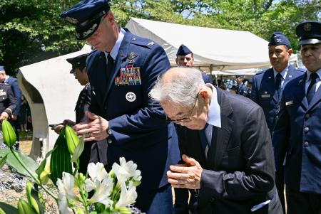 　墜落死したＢ２９爆撃機搭乗員の慰霊碑に手を合わせる菅野寛也さん（右）ら＝２１日午後、静岡市