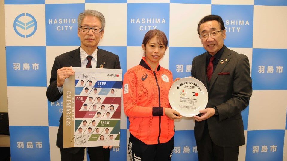 羽島市に東京五輪記念皿などを寄贈した辻すみれ選手（中央）＝同市役所