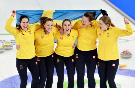 　スイスを破って金メダルを獲得し、歓喜するハッセルボリ（左端）らスウェーデンチーム＝コルティナダンペッツォ（共同）