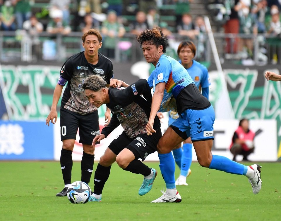 ＦＣ岐阜×福島＝前半、相手と激しくボールを競り合うＦＣ岐阜のＦＷ田口＝長良川競技場
