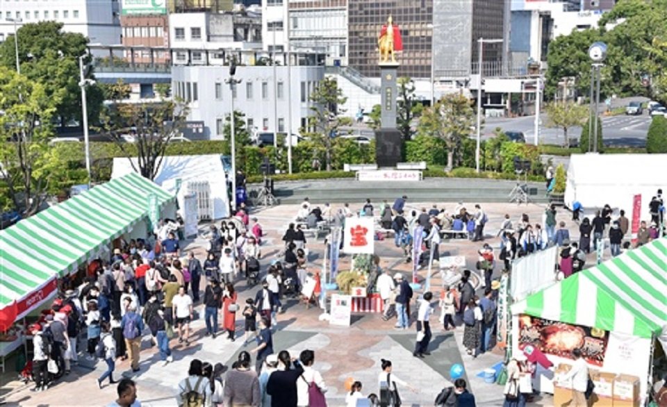 大勢の来場者でにぎわう信長ゆめ広場＝岐阜市内