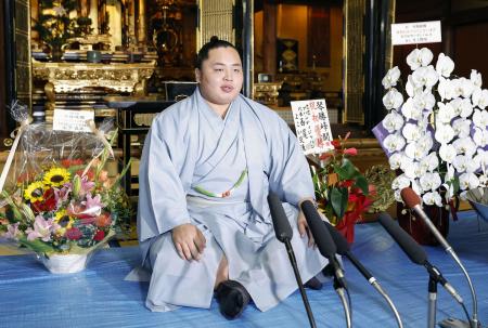 　大相撲名古屋場所での初優勝から一夜明け、記者会見する琴勝峰＝２８日、名古屋市の佐渡ケ嶽部屋宿舎